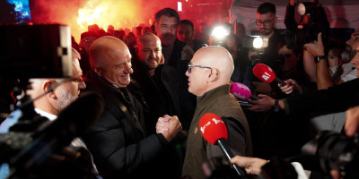 Miloš Vučević, predsednik Srpske napredne stranke (SNS), objavio je na svom Instagram nalogu trenutak susreta sa Milanom Bogdanovićem, ocem troje dece, koga je ispred Skupštine iz pištolja ranio Vladan Anđelković, terorista.