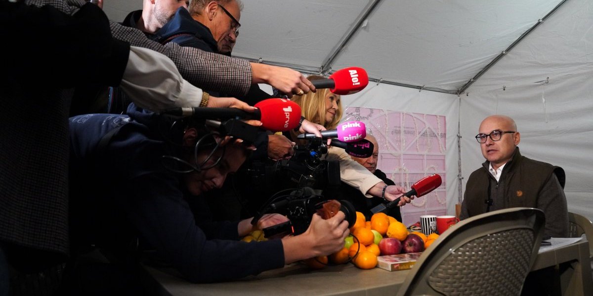 Miloš Vučević ispred Narodne skupštine