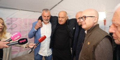 Predsednik SNS-a Miloš Vučević nalazi se ispred Skupštine Srbije gde je dočekao heroja Milana Bogdanovića koga je upucao terorista Vladan Anđelković.