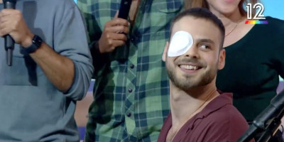 Pijanista Alon Ohel pojavio se na kraju izraelske satirične humorističke emisije "Erec Nehederet" (Divna zemlja), u kojoj je svirao klavir, dok je glumačka ekipa pevala pesmu Davida Broze "Pod nebom".