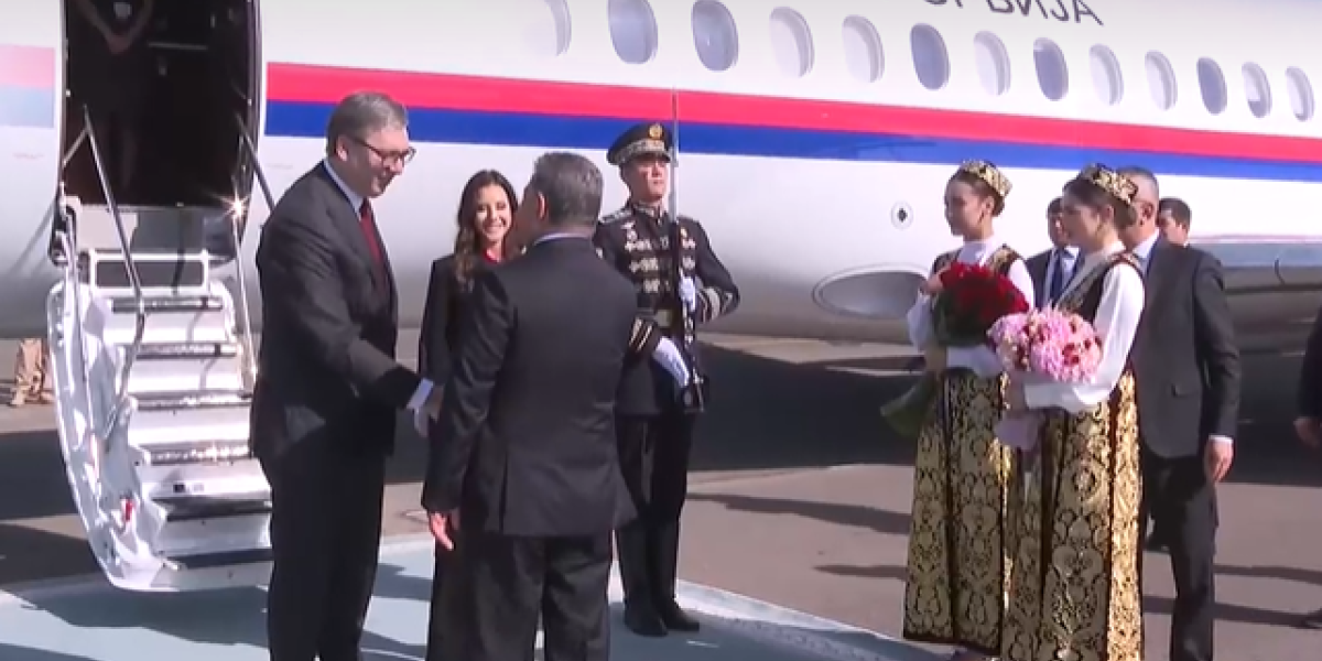 Vučić stigao u Samarkand: Predsednik učestvuje na Generalnoj konferenciji UNESKO-a (VIDEO)