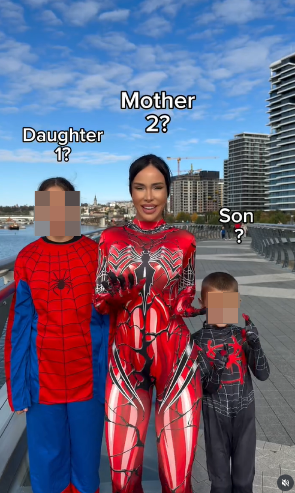 Prolaznici u šoku: Aleksandra Subotić maskirana sa decom šeta gradom (PAPARACO)