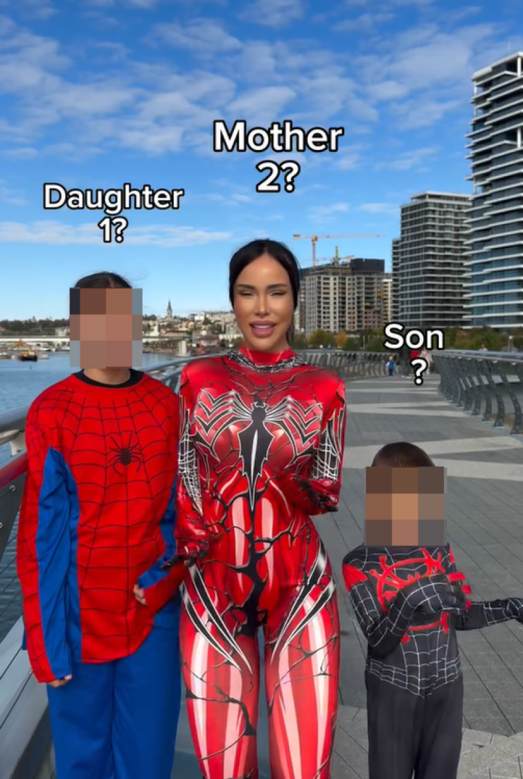 Prolaznici u šoku: Aleksandra Subotić maskirana sa decom šeta gradom (PAPARACO)