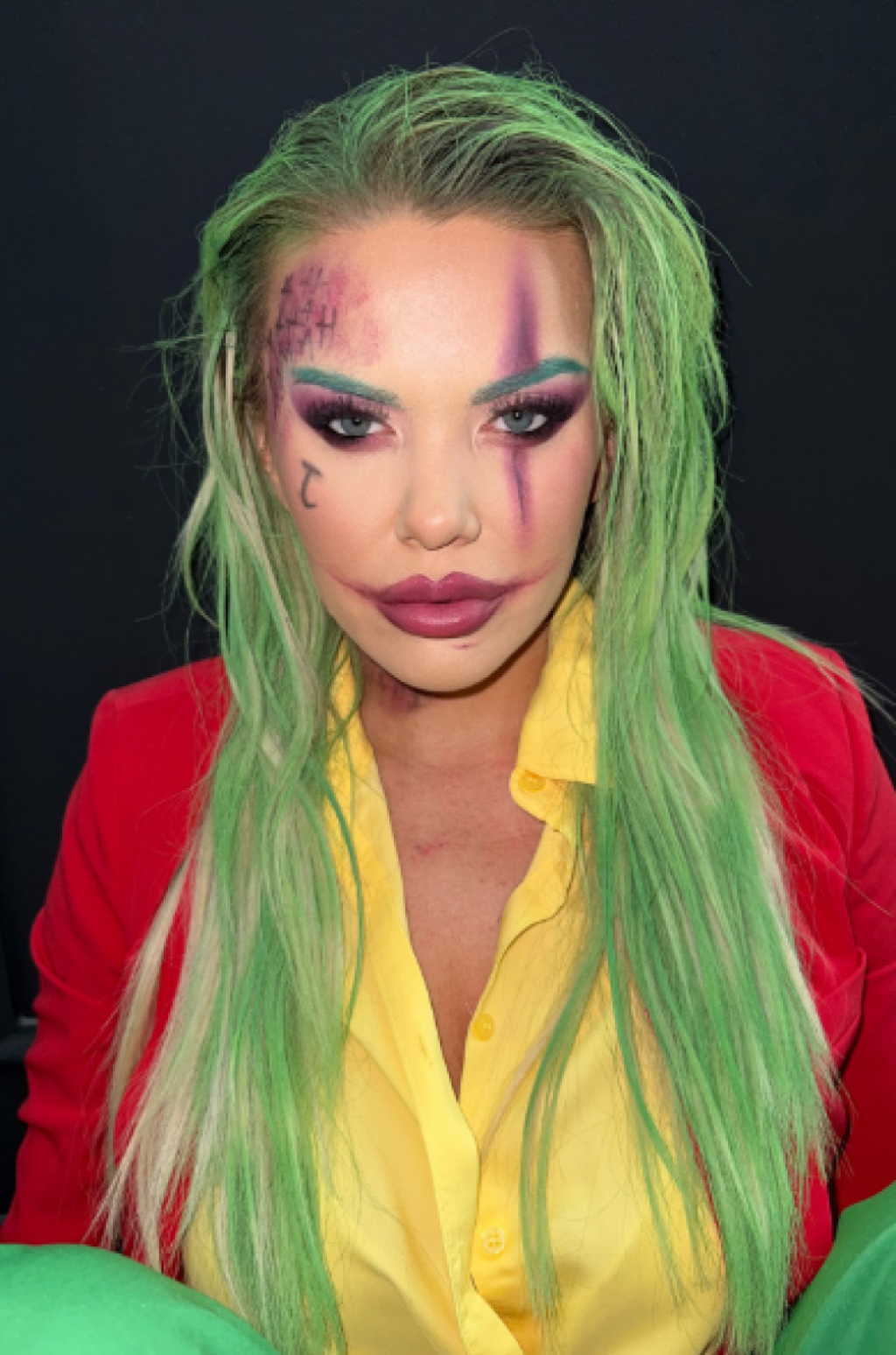 Ofarbala se u zeleno: Voditeljka napravila drastičnu promenu, ne liči na sebe (FOTO)