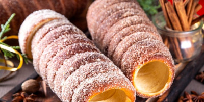 Opojni miris šećera, vanile i cimeta koji dolazi sa ulica Budimšepte pripada čuvenom mađarskom dimnjak-kolaču, ili kako ga oni zovu - Kurtoš (Kürtőskalács).