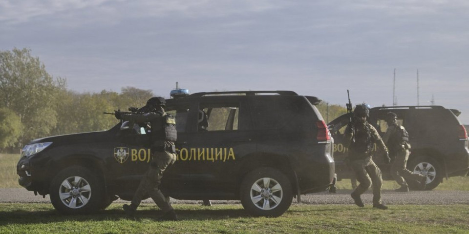 Odjekuju rafali, poleteli dronovi! Vojna policija čisti teren, greške se ne praštaju