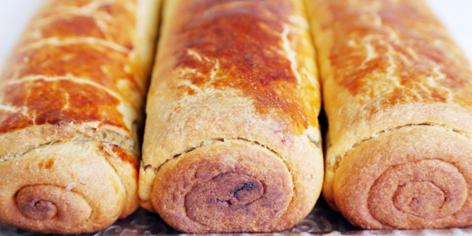 Bakina štrudla sa orasima, lepotica slavske trpeze: Mekana kao pamuk i puna fila