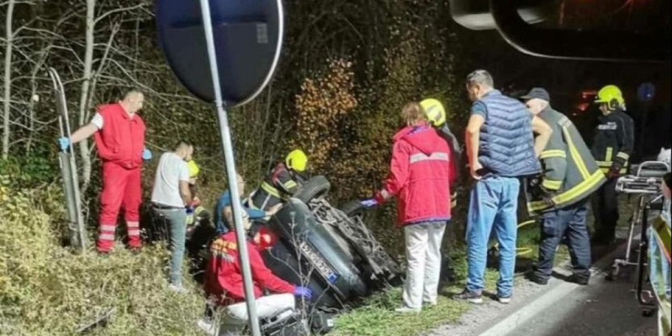 Stravična nesreća: U sudaru automobila i autobusa poginule dve osobe (FOTO)