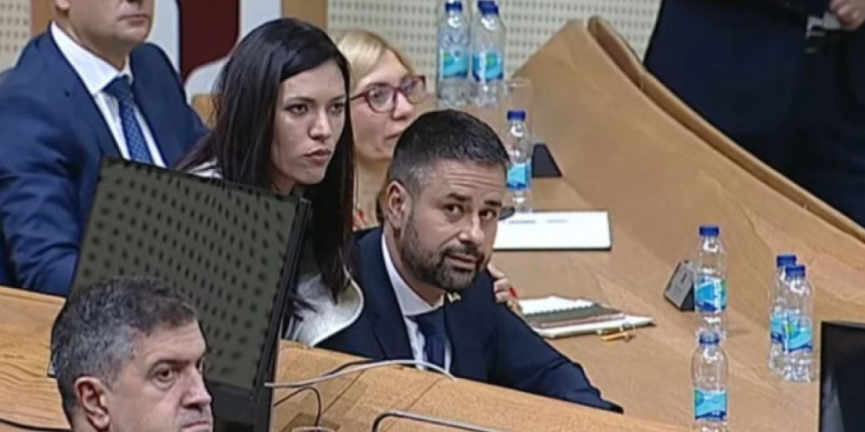 (VIDEO) Skandal u skupštini BiH: Poslanica sela ministru u krilo - hit snimak zapalio mreže