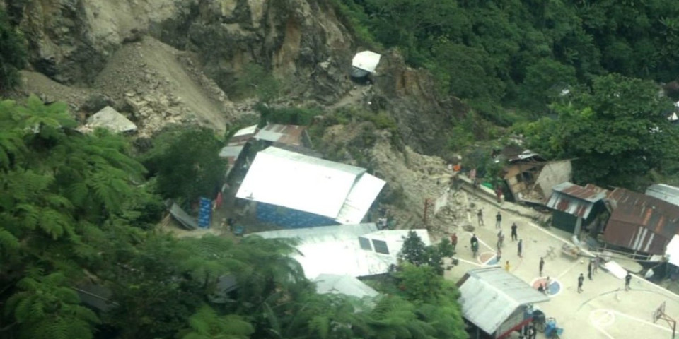 (FOTO) Ogromno klizište zatrpalo ljude, veliki broj mrtvih: Stižu strašne scene sa lica mesta