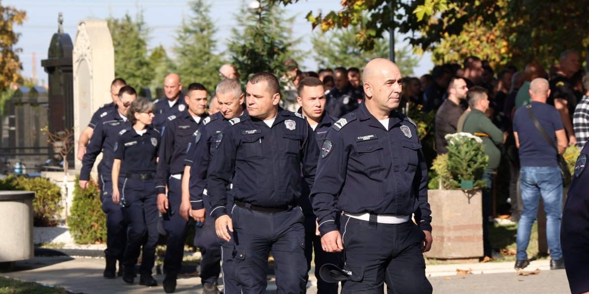 Stigao i ministar Dačić: Tri sanduka, cveće i muk - Ogroman broj ljudi na sahrani stradaloj porodici sa Novog Beograda (FOTO/VIDEO)