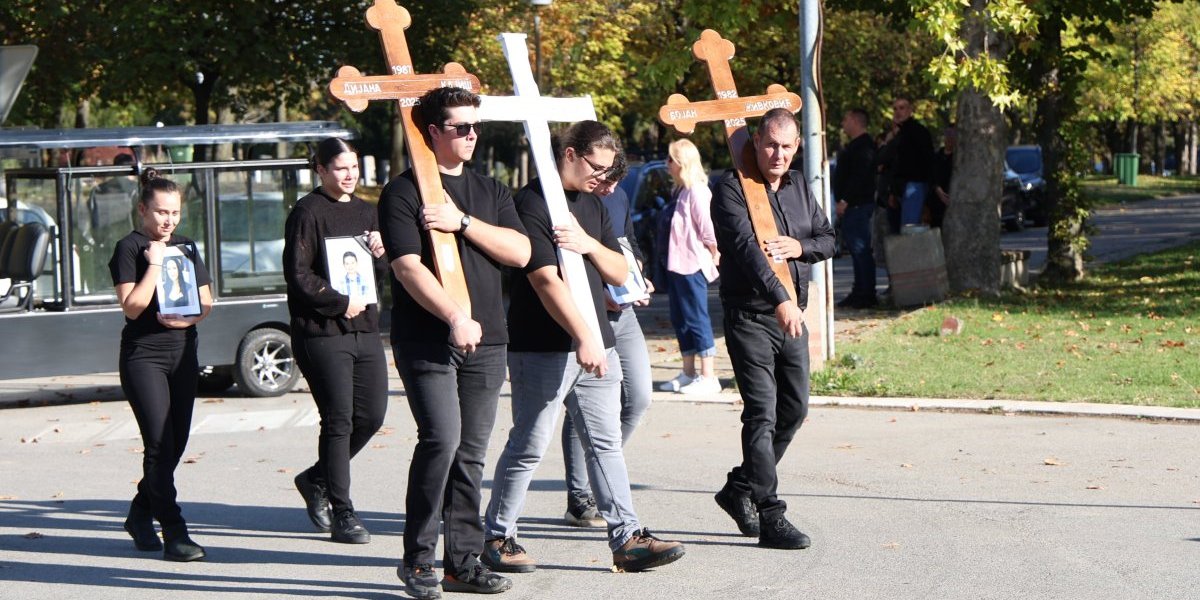 Sahrana tročlane porodice