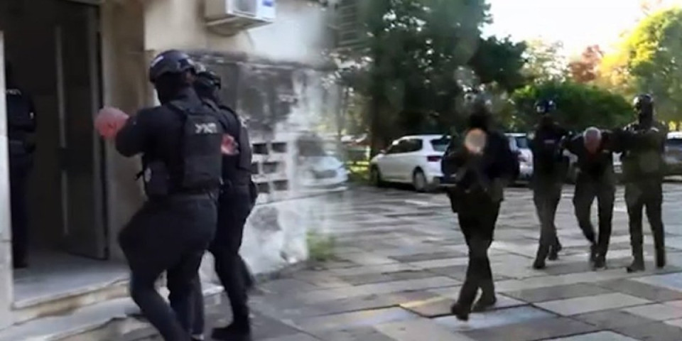 Ovako je Bačulov doveden u policijsku stanicu: Spuštena glava i lisice na rukama (VIDEO)