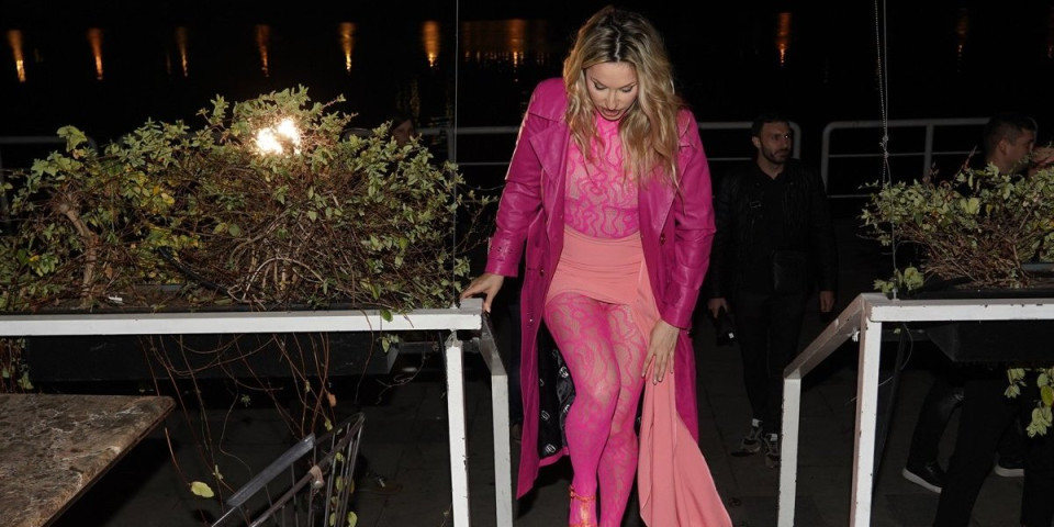 Radi Manojlović sevnulo međunožje - Neposlušna suknjica otkrila previše (FOTO)