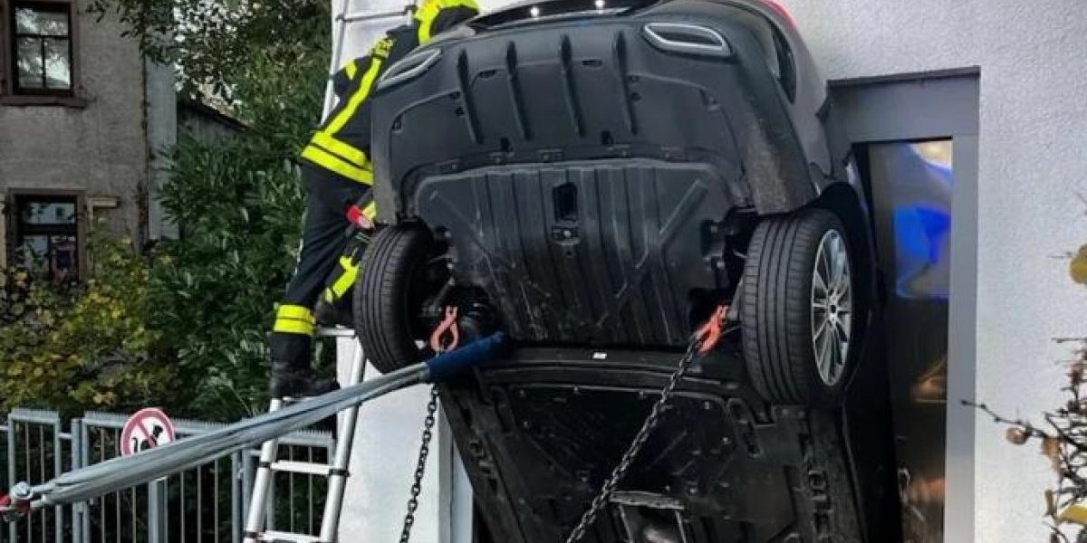 (FOTO) Kako su ovo izveli?! Mercedes upao u šaht naopačke - Vadili ga vatrogasci: Ovako nešto se viđa jednom u životu...