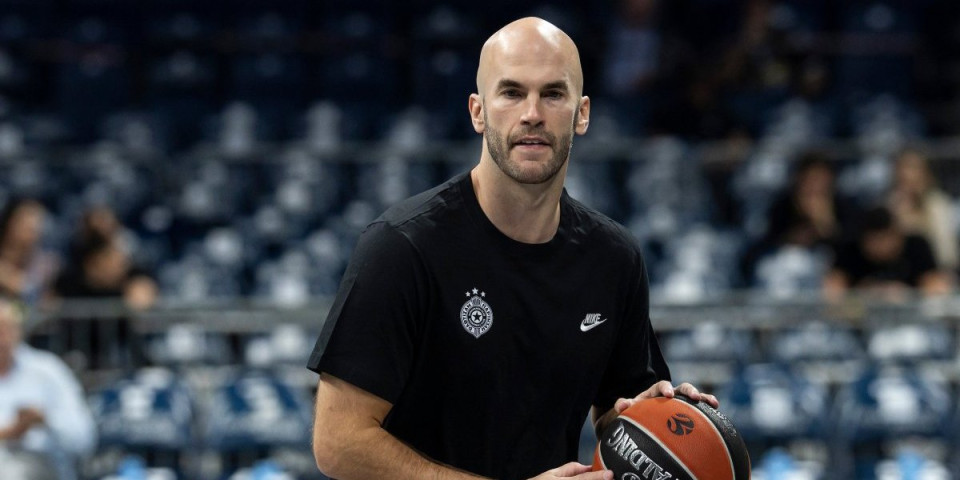 Samo što je obukao dres Partizana: Nik Kalates oduševio navijače u Areni (FOTO/VIDEO)