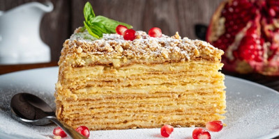 Želite da na slavsku trpezu iznesete desert koji je i ukusan i dekorativan, a nemate vremena da pravite komplikovane poslastice? Napoleonova torta s krekerima je ono što vam treba.