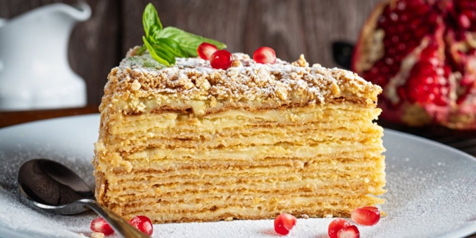 Napoleon torta je kraljica slavske trpeze: Pravi se očas posla, svaki zalogaj miluje nepca (VIDEO)