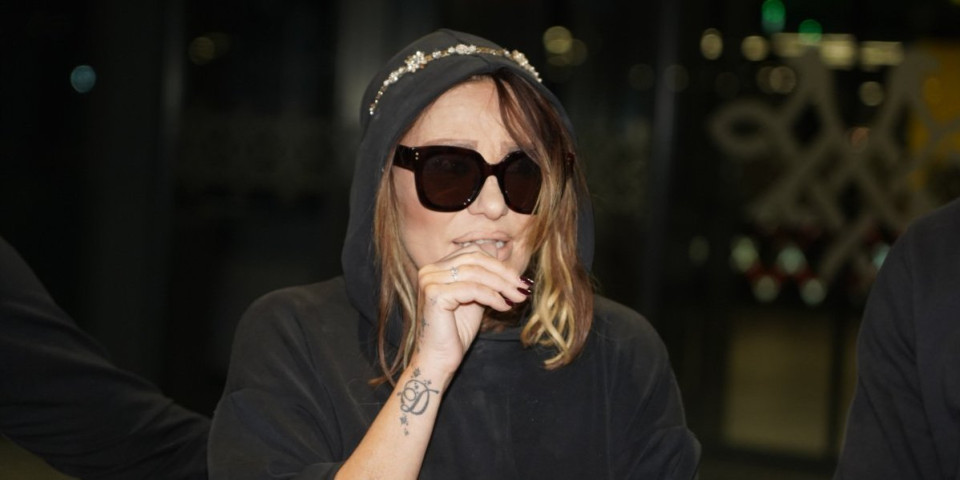 Ana Nikolić sletela u Beograd nakon skandala - Evo u kakvom je stanju (VIDEO)