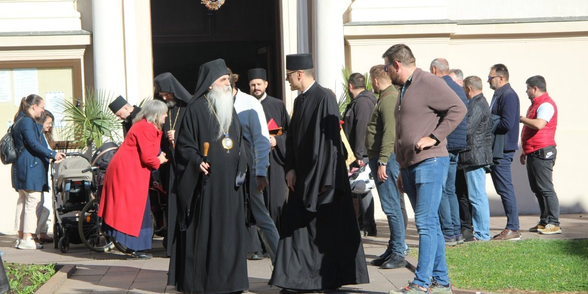 Liturgija za stradale u Novom Sadu: Došao i gradonačelnik Mićin