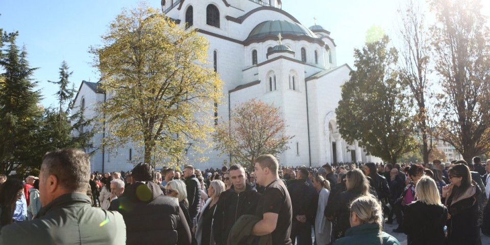 Blokaderi ponovo prete i vređaju vernike! Zar vi nekome da pričate o blokiranju grada?! (FOTO)
