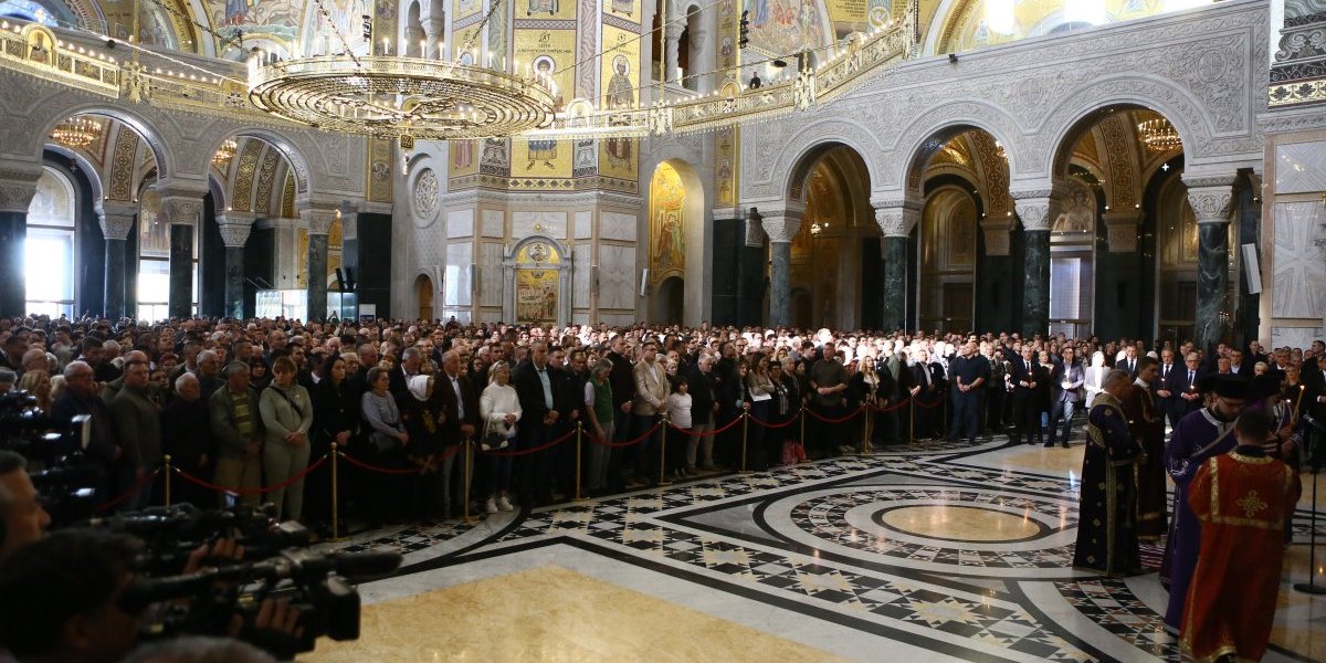 "Imena nastradalih podsetnik da je ljudski život iznad svake podele!" Oglasio se i predsednik Vučić nakon parastosa u Hramu Svetog Save (FOTO/VIDEO)