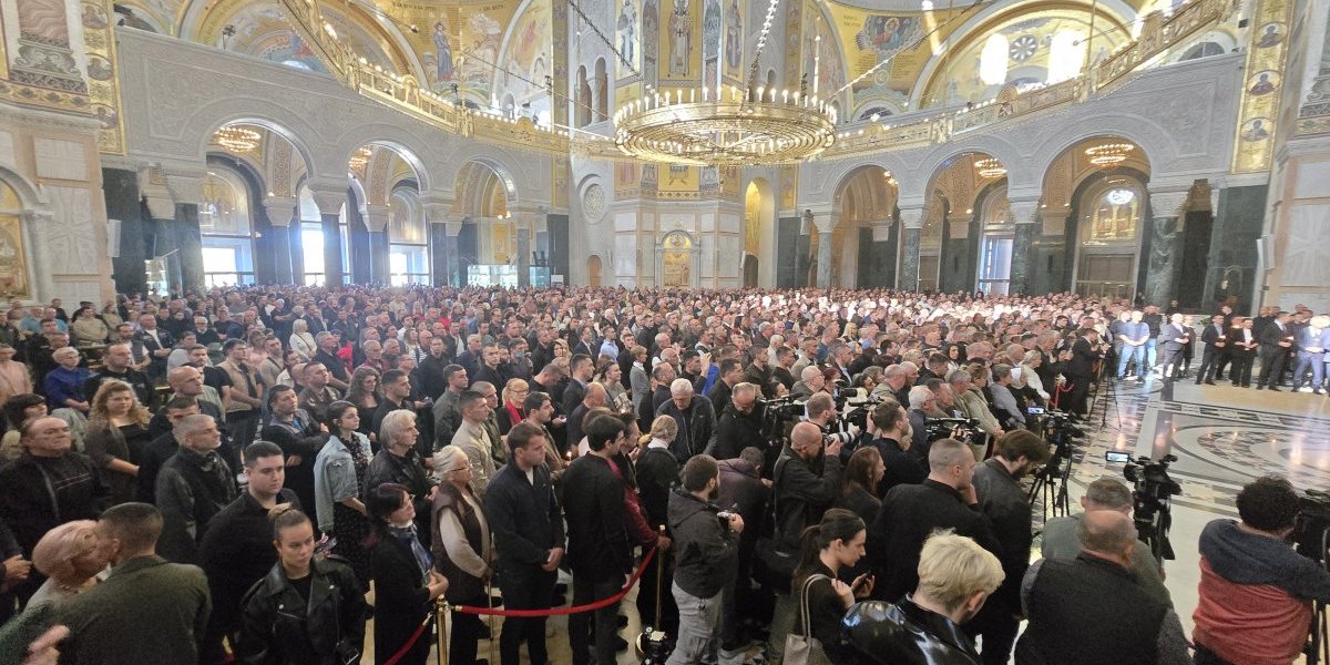 Veliki broj građana na parastosu