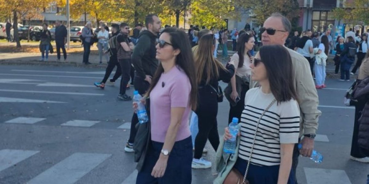 Bez njega ništa ne može da prođe: Na skupu u Novom Sadu i nesuđeni nosilac blokaderske liste (FOTO)