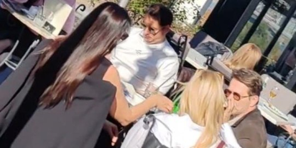 Ovako odaju počast žrtvama pada nastrešnice! Bjelogrlić i Kesić "hvataju boju" uz piće u Novom Sadu!