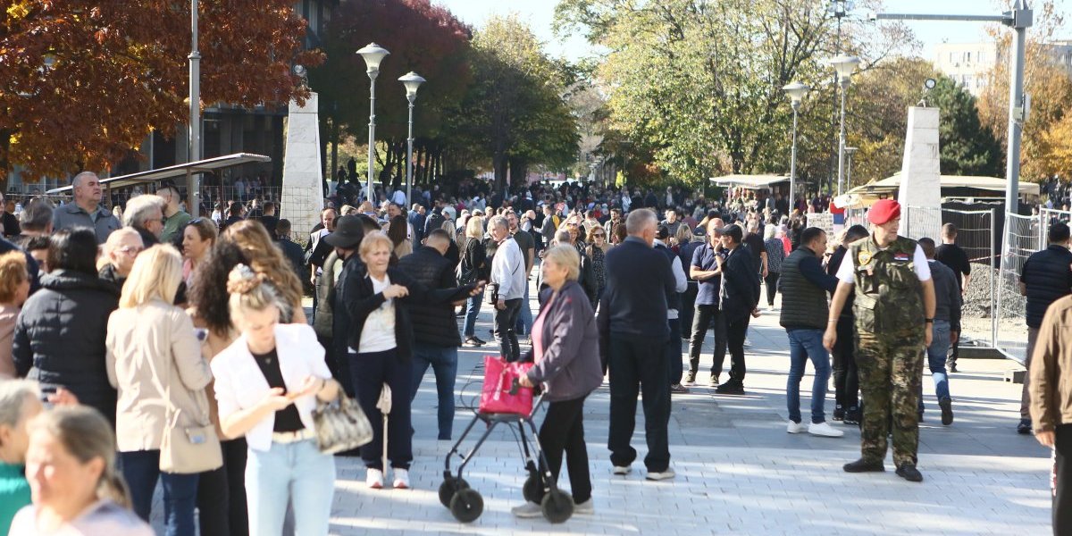 Veliki broj ljudi ispred Hrama