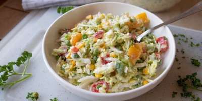 Ovo nije klasična kupus salata, već je kremasta i zasitna, a što je najvažnije oduševljava već na prvi zalogaj.