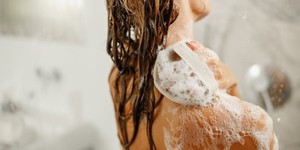 3 navike pod tušem uništavaju kožu: Dermatolozi upozoravaju da odmah prestanete s tim