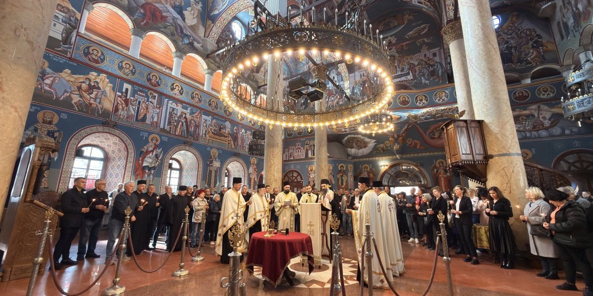 Liturgija za stradale u Nišu: Pomen predvodio arhiepiskop i mitropolit niški Arsenije (FOTO/VIDEO)