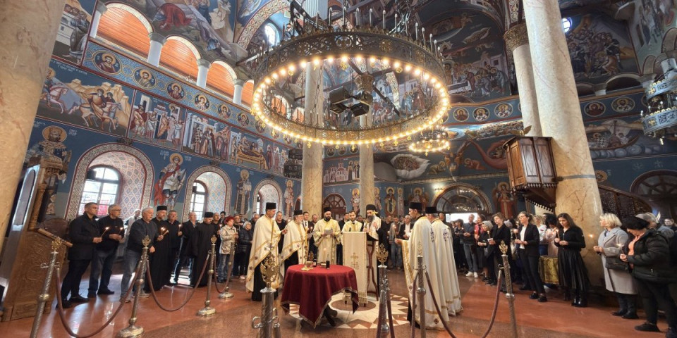 Liturgija za stradale u Nišu: Pomen predvodio arhiepiskop i mitropolit niški Arsenije (FOTO/VIDEO)