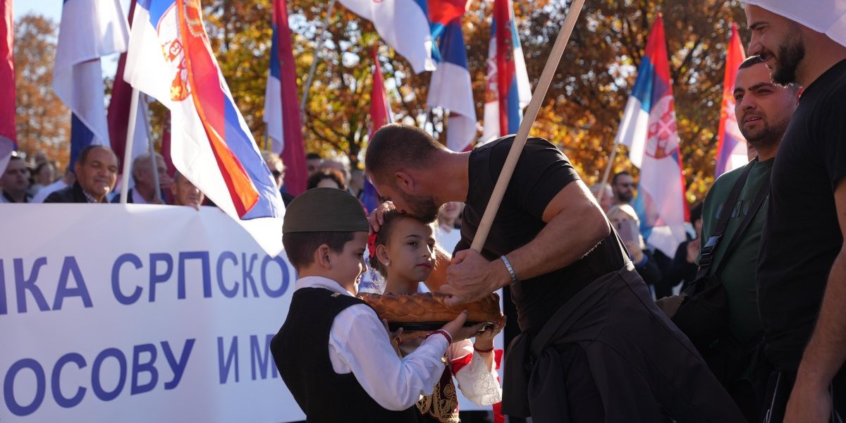 Emotivne scene kod Gornjeg Milanovca: Više od 1.000 ljudi dočekalo narod sa KiM (FOTO)