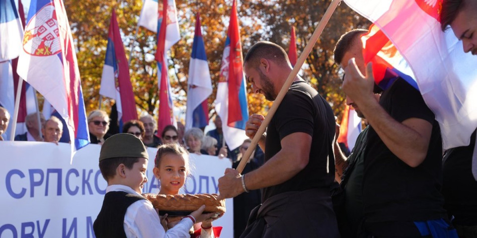 Vijori se Srpska trobojka kao simbol slobode: Evo dokle su stigli Srbi sa KiM na putu ka Novom Sadu (FOTO)