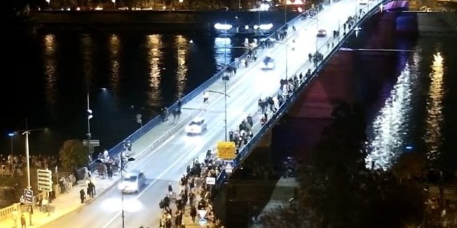 N1 pumpa blokaderski skup u Novom Sadu: Napisali da je most pun ljudi, a kamera snimila pravo stanje