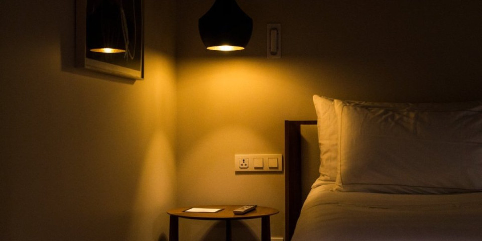 Strašan prizor u hotelskoj sobi: Čuo je neobičan zvuk, pa ispod kreveta pronašao ovo (VIDEO)