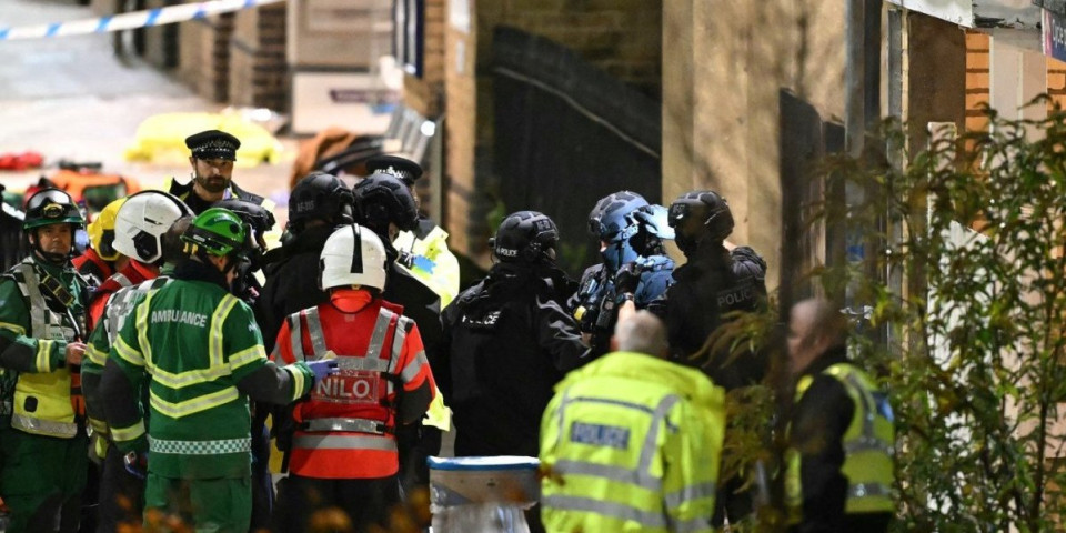 (VIDEO) Procurio šokantan snimak posle krvavog pira u Britaniji: Policija savladala pogrešnog čoveka šokerom, on sve vreme pričao ovo!