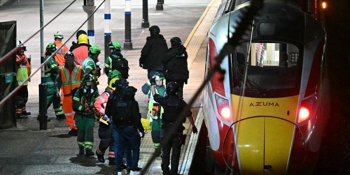 (VIDEO) Horor: Desetoro ljudi izbodeno nožem u vozu - Životno su ugroženi! Dve osobe uhapšene