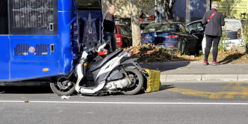 Dostavljač na motociklu podleteo pod gradski autobus! Horor u Braće Jerković (FOTO)