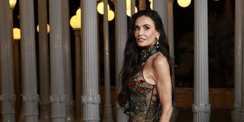 Sevaju gole grudi i međunožje: Demi Mur pokazala sočne atribute bez veša (FOTO)