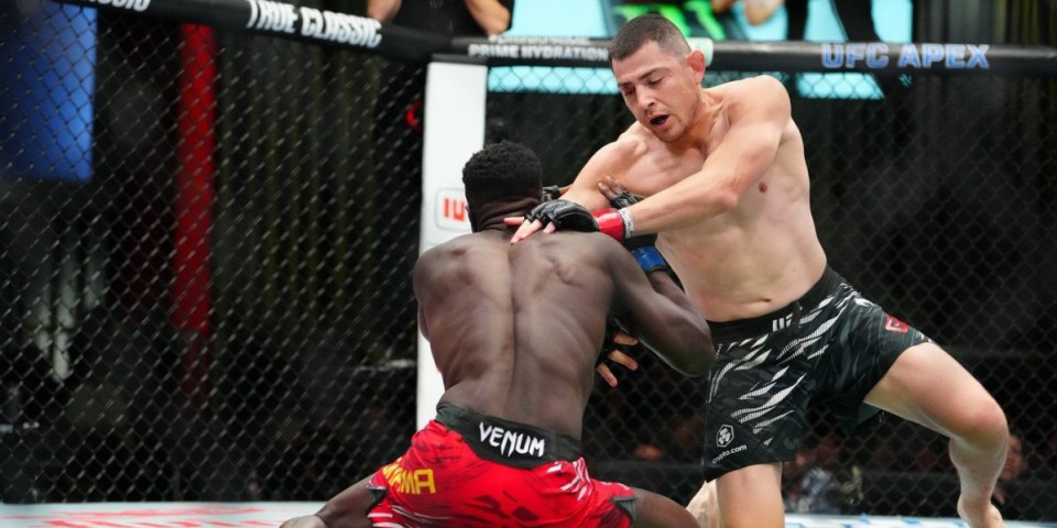 Surova brutalnost: Razornim udarcima razmontirao rivala (VIDEO)