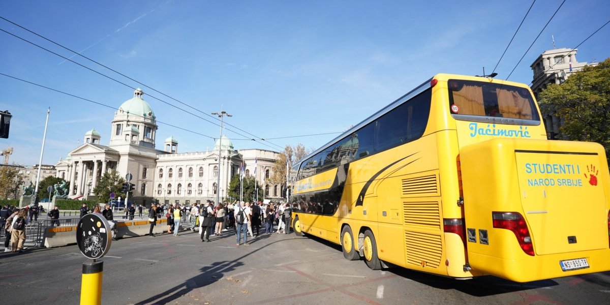 Prevarant decenije nastavio da pravi haos! Jaćimović dovezao blokadere ispred Skupštine (VIDEO)