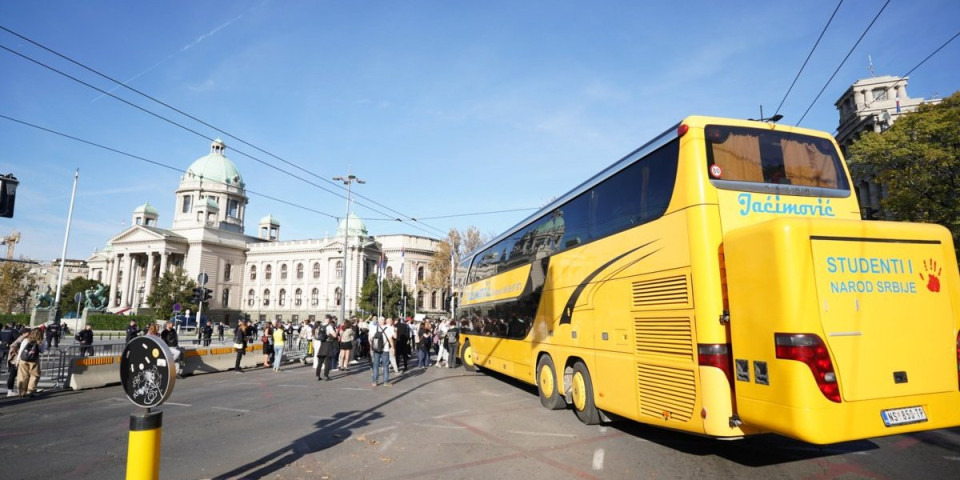 Prevarant decenije nastavio da pravi haos! Jaćimović dovezao blokadere ispred Skupštine (VIDEO)