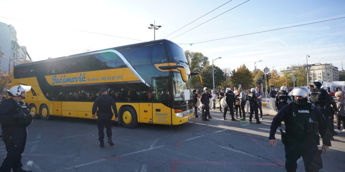 Jaćimović autobusom došao u centar Beograda da izaziva haos