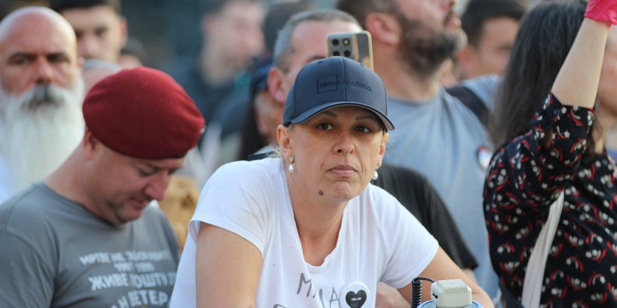 Najjadnija zloupotreba bola i smrti: Evo ko huška Dijanu Hrku i poziva na nasilje ispred Skupštine (VIDEO)