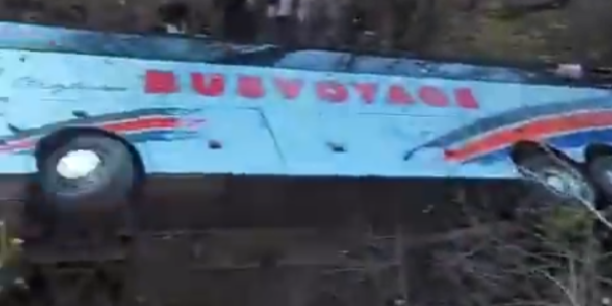 (VIDEO) Strava i užas: Autobus sa studentima sleteo u provaliju - odron izazvao jezivu nesreću