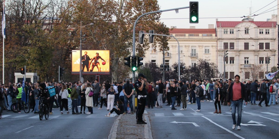 Skandal bez presedana! Decu iz vrtića izveli da pruže podršku blokaderima (VIDEO)