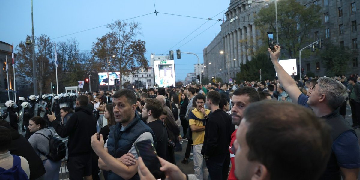 "Dabogda se udavili šopskom salatom": Totalno ludilo - blokaderi progone ljude koji gledaju svoja posla (FOTO)